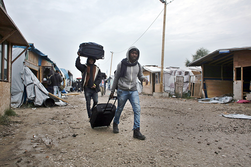 Впервые мигранты стали прибывать в Кале, используя его как перевалочный пункт перед тем, как попасть в Великобританию, в 1999 году. Тогда лагерь строил Красный Крест.