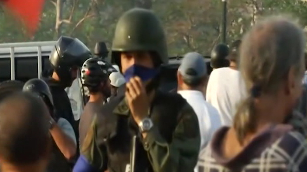 Reuters узнал о перестрелке сторонников Гуаидо с верными Мадуро военными