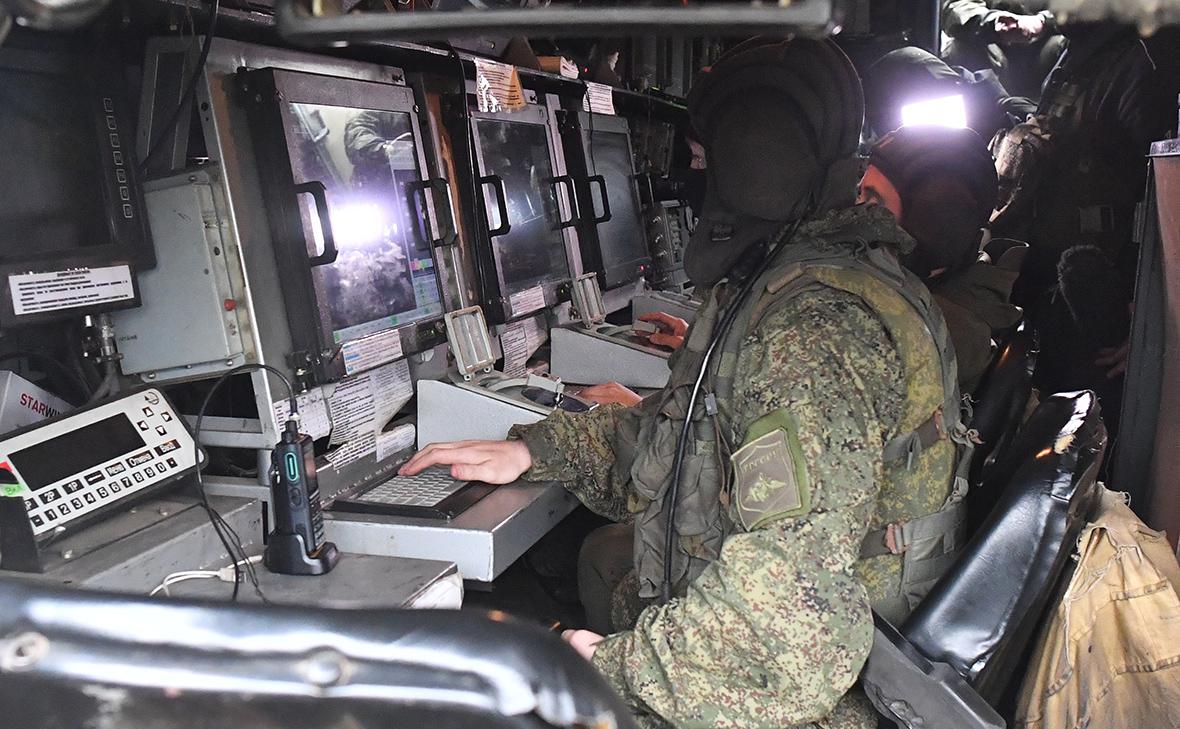 Военнослужащие ПВО ВС РФ в кабине командной машины зенитно-ракетного комплекса