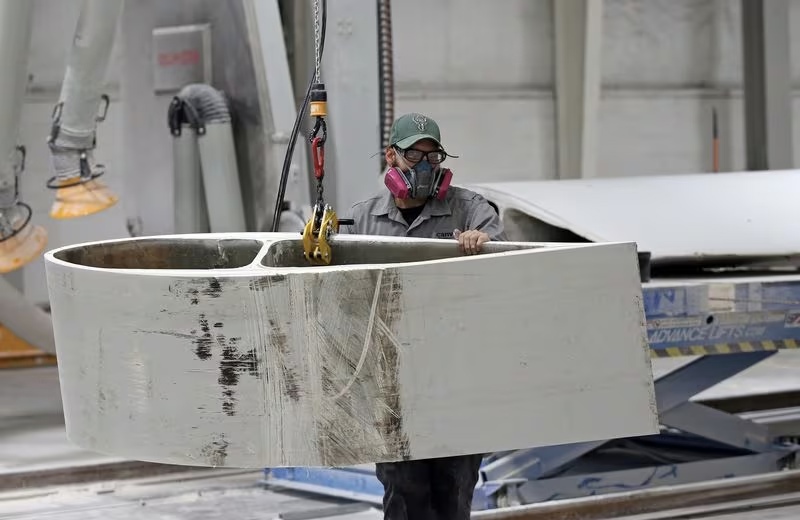 Уличная мебель, сделанная из лопастей ветряных турбин.&nbsp;