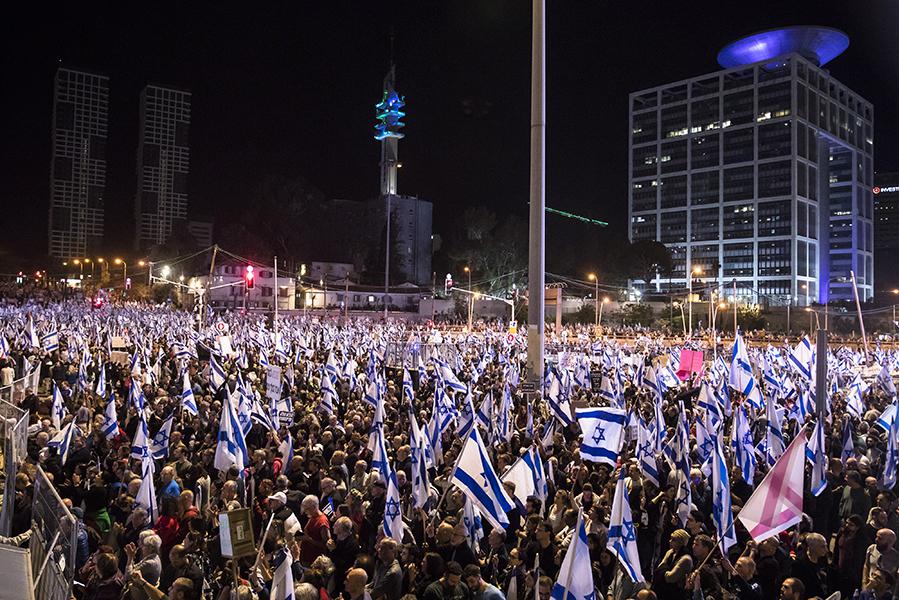 Десятки тысяч израильтян принимают участие в&nbsp;акции протеста против&nbsp;судебной реформы, Тель-Авив, 11 марта 2023 года