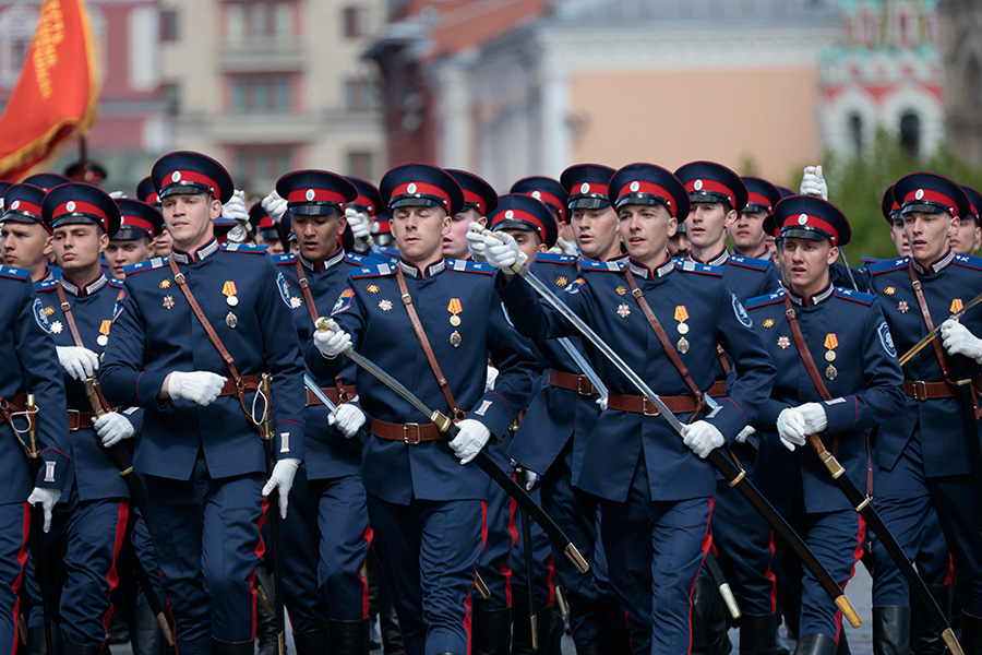В прошлом году на параде в Москве в составе пешей колонны прошли 30&nbsp;расчетов: более 8 тыс. военнослужащих, в том числе более полутысячи&nbsp;участников&nbsp;военной операции на Украине.