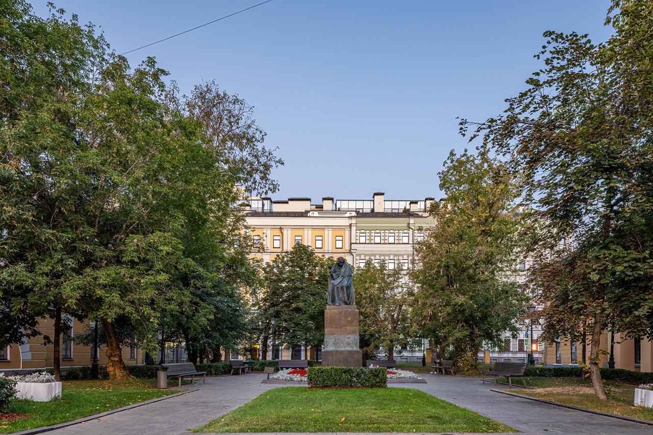 Памятник Николаю Васильевичу Гоголю на Никитском бульваре