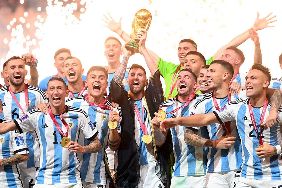 Лионель Месси в составе сборной Аргентины с Кубком мира FIFA 2022