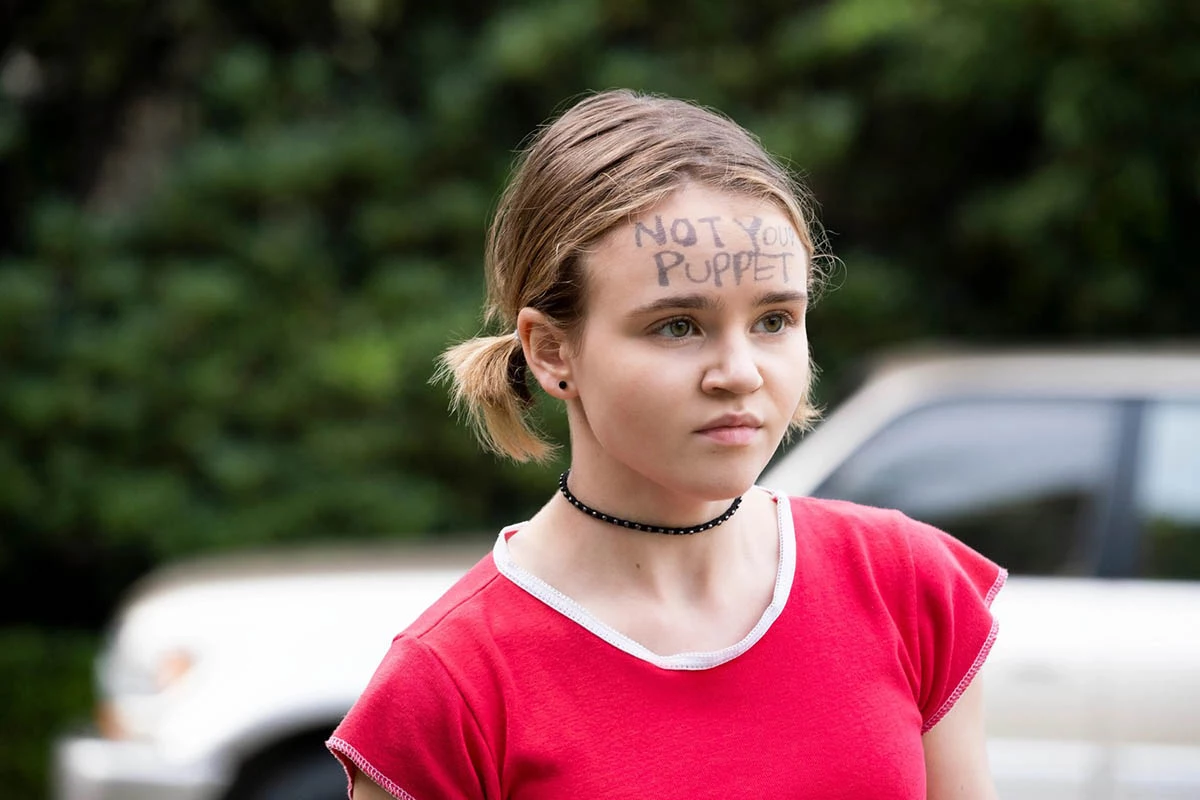 Кадр из сериала «И повсюду тлеют пожары»