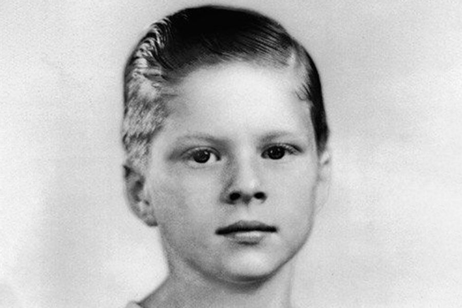 Роберт Редфорд родился в 1936 году в Санта-Монике&nbsp;недалеко от Лос-Анджелеса. Его отец был бухгалтером в Standard Oil Company, а мать&nbsp;&mdash; домохозяйкой.

В детстве Редфорд проводил много времени&nbsp;в детском отделе местной библиотеки, где зачитывался греческими&nbsp;и римскими&nbsp;мифами, однако образцовым учеником не был. &laquo;У меня не было усидчивости&hellip; Мне было интереснее бездельничать и искать приключения&raquo;,&nbsp;&mdash; признавался он.