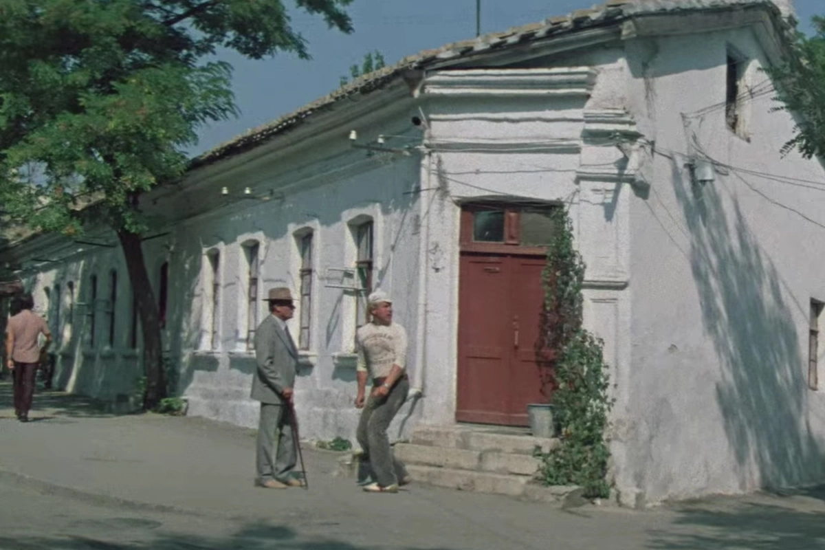 Этот эпизод снимали у дома № 10 по улице Галерейной в Феодосии