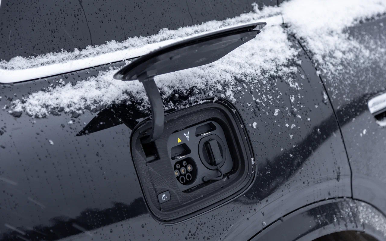 Крышка зарядного&nbsp;лючка у Voyah Taishan изготовлена из пластика: придется беречь