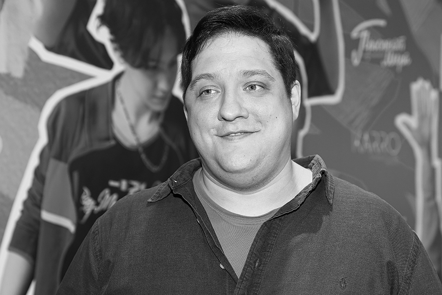 Актер и комик Роман Попов широкому зрителю запомнился по роли следователя Игоря Мухича в сериале &laquo;Полицейский с Рублевки&raquo; и его спин-оффе &laquo;Детективное агентство Мухича&raquo;. До актерской карьеры он играл в КВН и был финалистом &laquo;Comedy Баттл&raquo; в составе дуэта &laquo;20:14. Город Сочи&raquo; с Оганесом Григоряном.

Роман Попов умер 28 октября 2025 года в возрасте 40 лет, причиной смерти стал рецидив рака головного мозга.