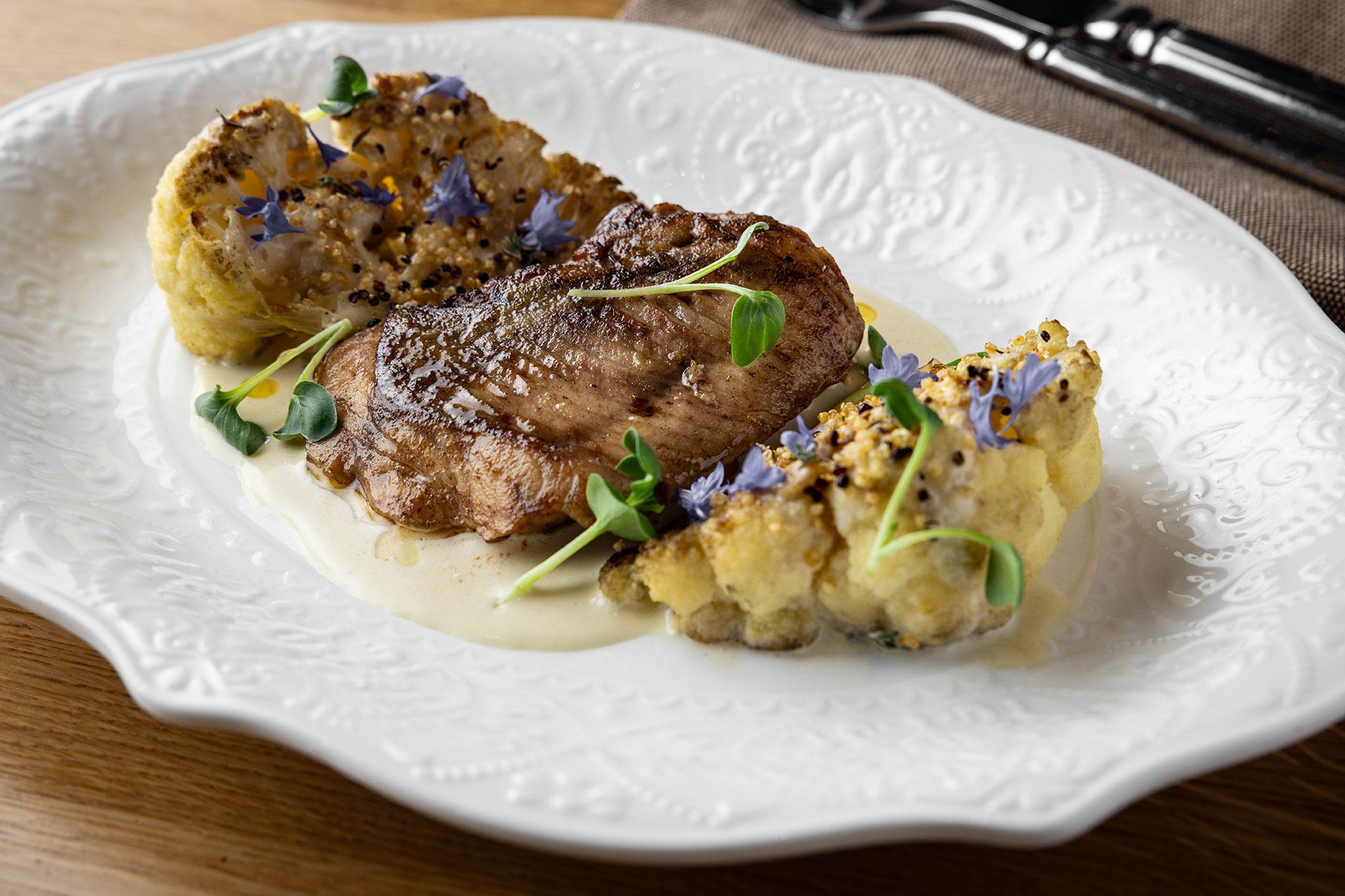 Сом из печи с соусом из шалфея и цветной капустой