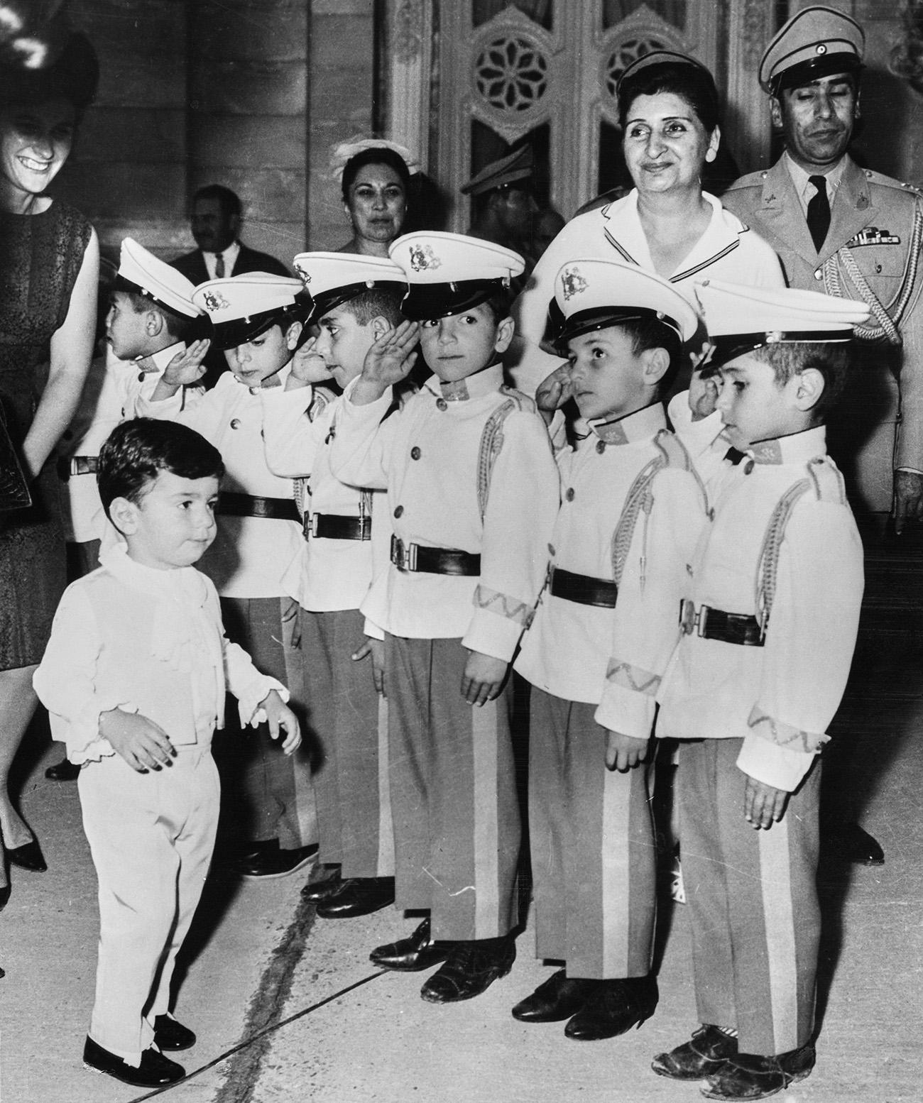 Наследный принц Ирана Реза Пехлеви осматривает почетный караул, Тегеран, 19 сентября 1963 года