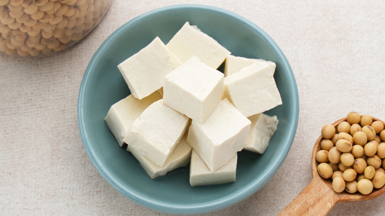 Тофу — это пищевой продукт из соевых бобов, традиционный для кухонь Восточной Азии