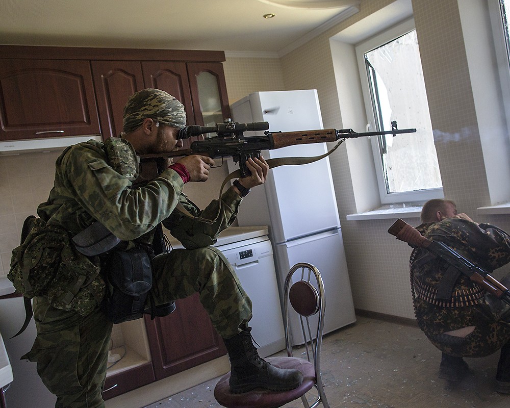 Боец народного ополчения во время боя между украинской армией и народным ополчением в Шахтерске