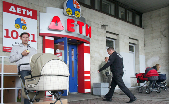 Мужчина с&nbsp;коляской стоит перед&nbsp;входом в&nbsp;магазин &laquo;Дети&raquo;. Санкт-Петербург, 2009 год
