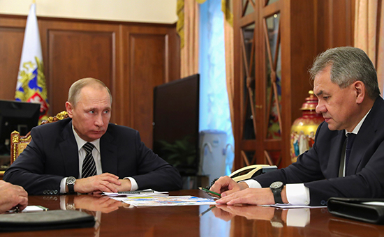 Президент России Владимир Путин и&nbsp;министр обороны России Сергей Шойгу&nbsp;во&nbsp;время встречи в&nbsp;Кремле. 29 декабря 2016 года
