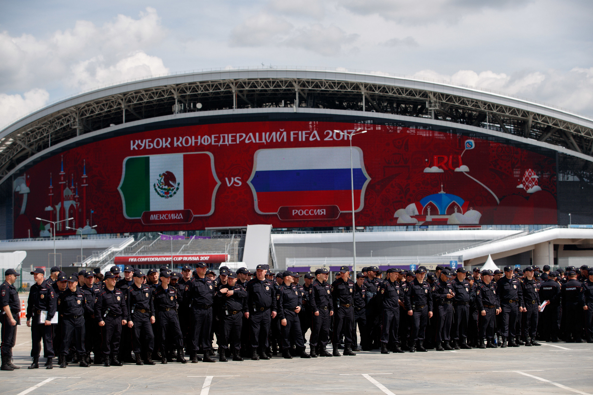 Матч: Мексика &mdash; Россия

Стадион: &laquo;Казань Арена&raquo;

Посещаемость:  41&nbsp;585

Вместимость: 41&nbsp;585

Как и на матче Россия &mdash; Португалия, на игре Мексика &mdash; Россия меры безопасности были усилены
