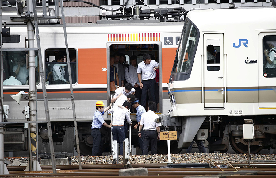 На юго-западе Японии из-за подземных толчков было остановлено движение по скоростным железнодорожным магистралям