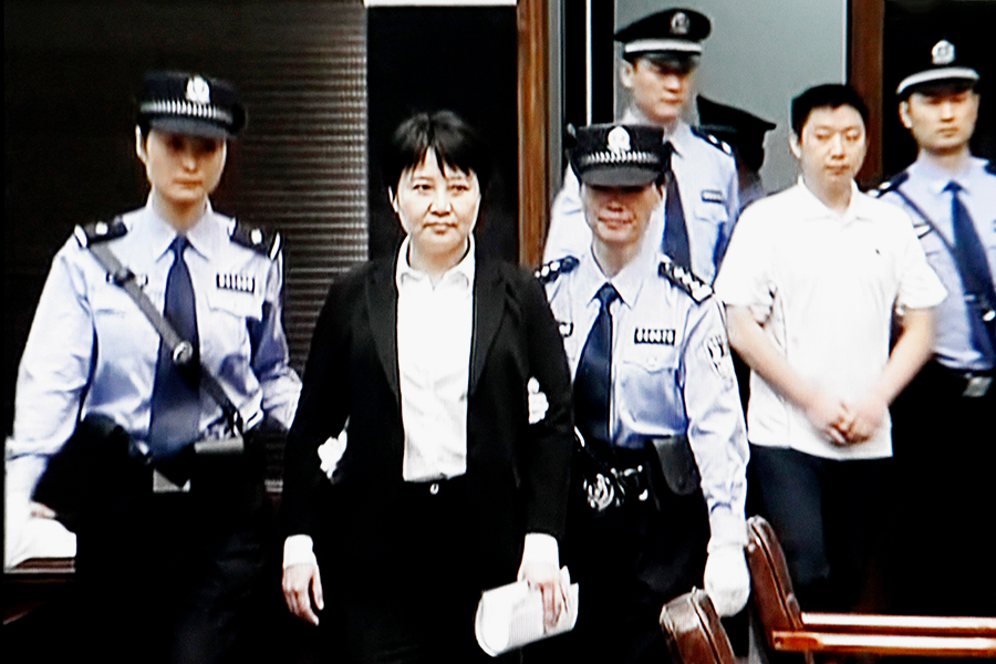 В июне 2012 года жену члена политбюро ЦК компартии Китая Бо Силая Гу Кайлай обвинили в убийстве британского бизнесмена Нила Хейвуда. 15 ноября 2011 года он был найден мертвым в отеле в Чунцине на юго-западе Китая. По версии следствия, Гу Кайлай отравила Хейвуда. Она была приговорена к смертной казни, но в 2015 году власти смягчили наказание, заменив смертный приговор на пожизненное заключение.
