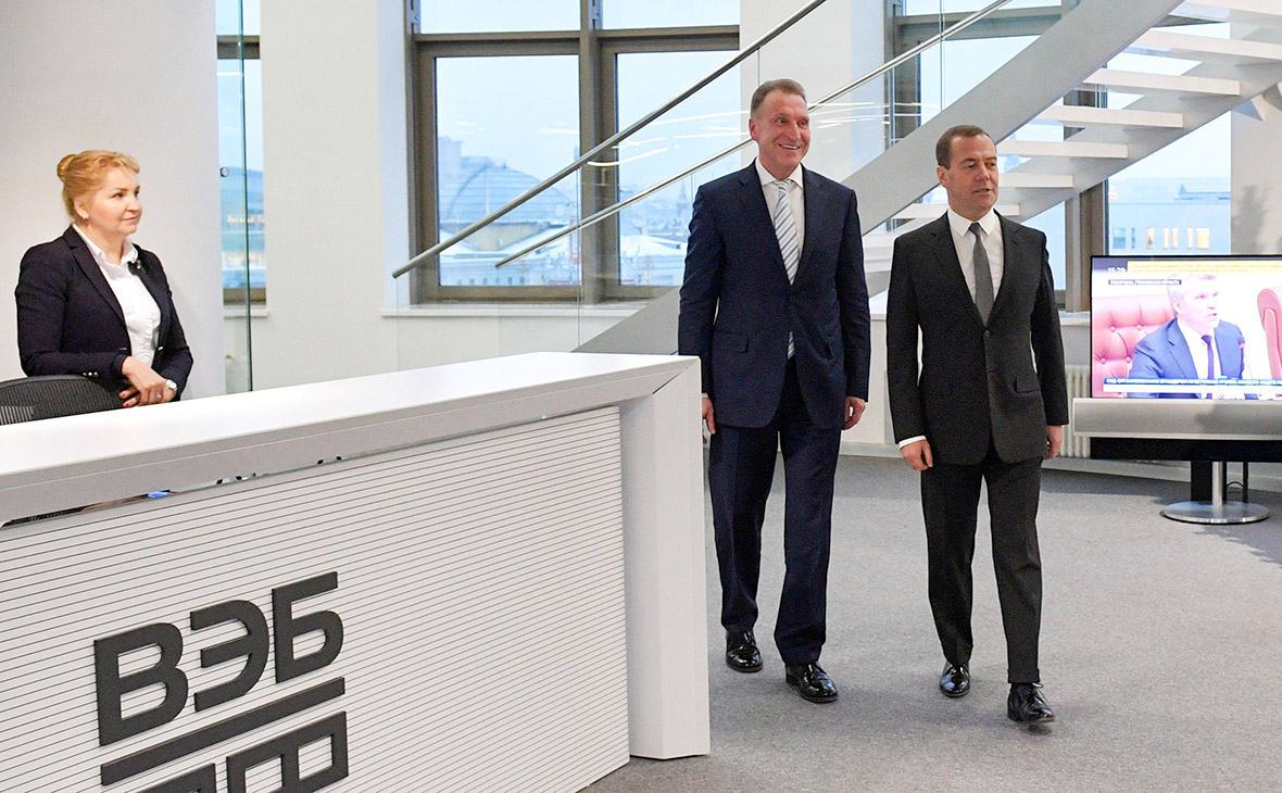 Председатель государственной корпорации развития ВЭБ.РФ Игорь Шувалов и премьер-министр Дмитрий Медведев&nbsp;