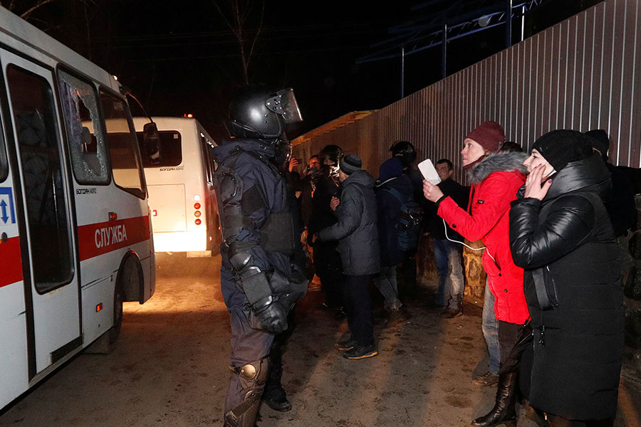 Полиция задержала 24 человек. В результате столкновений пострадали​ десять человек, в том числе девять полицейских