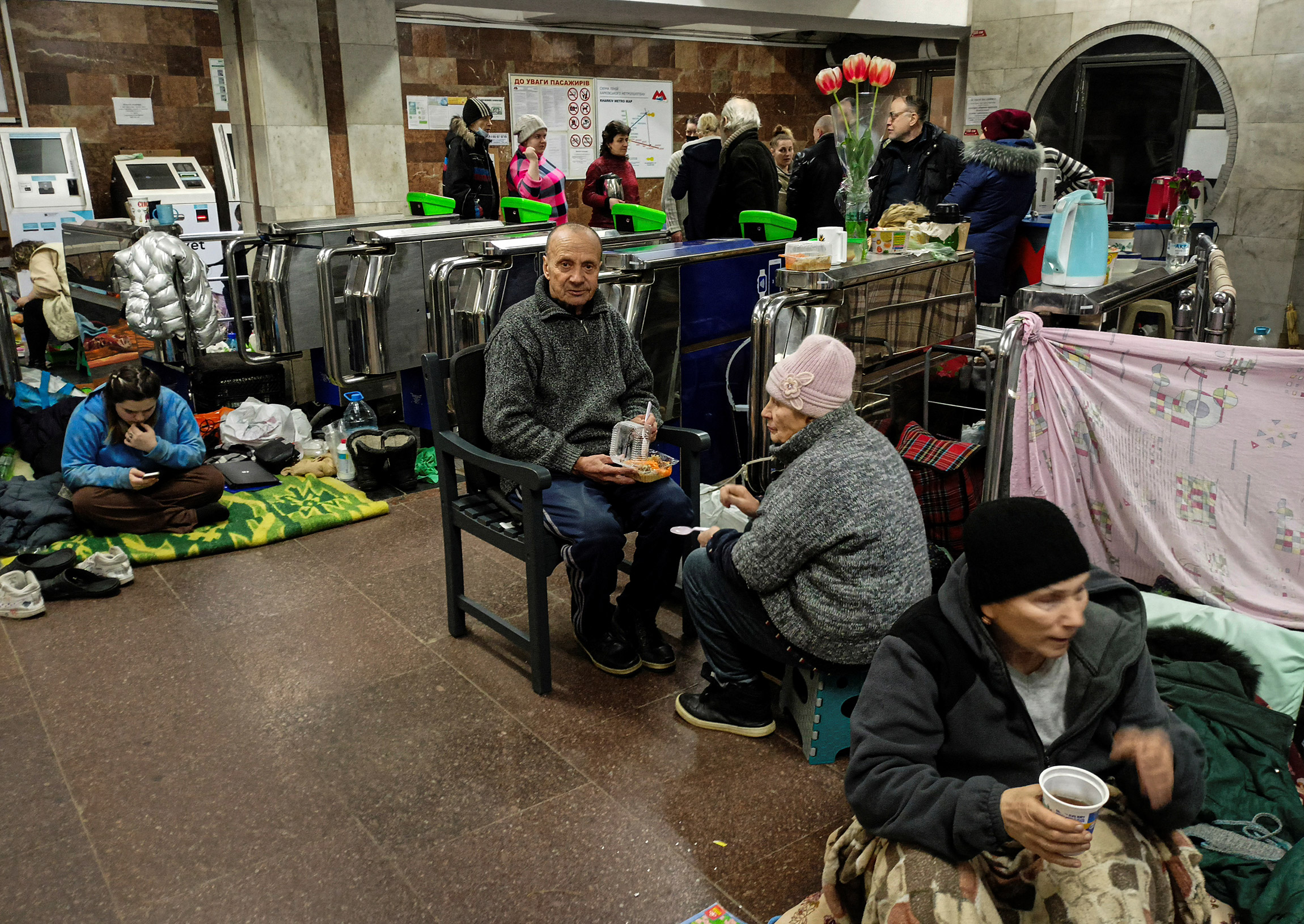 Харьков, Украина. Люди укрываются от обстрелов в метро, 10 марта