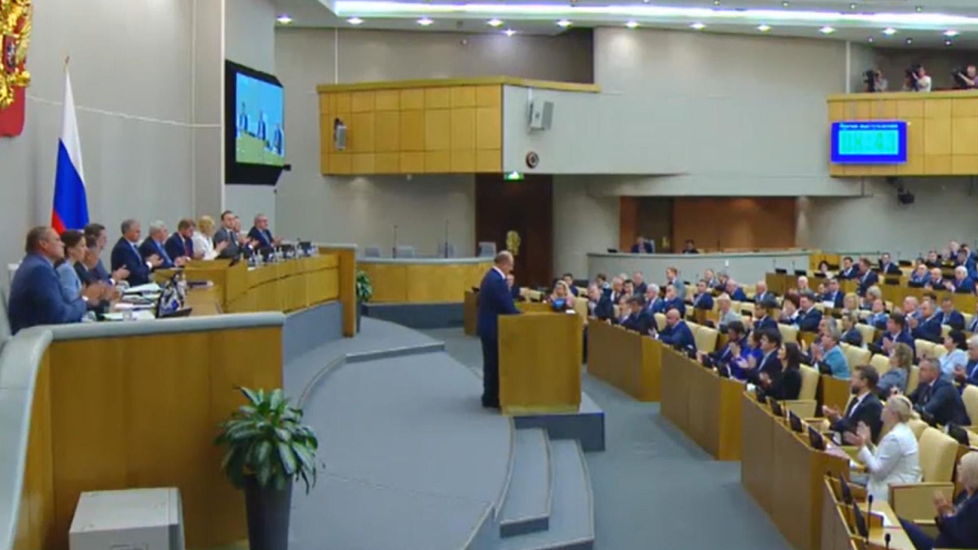 Заседание Госдумы началось с аплодисментов Путину и Лукашенко