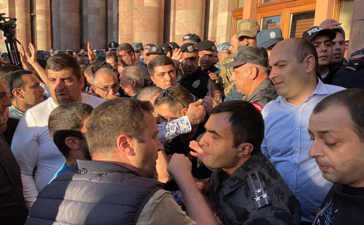 Протестующие попытались прорваться в здание правительства Армении