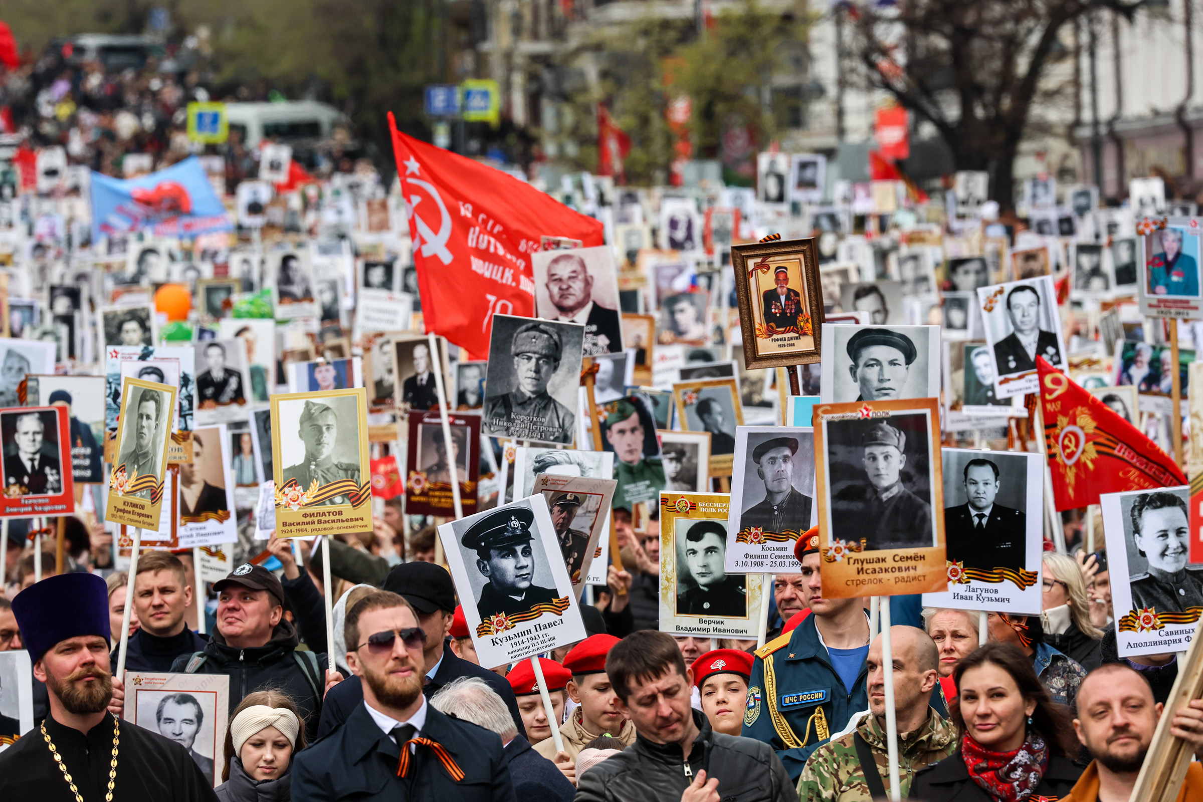 После во Владивостоке впервые за три года прошло очное шествие «Бессмертного полка».