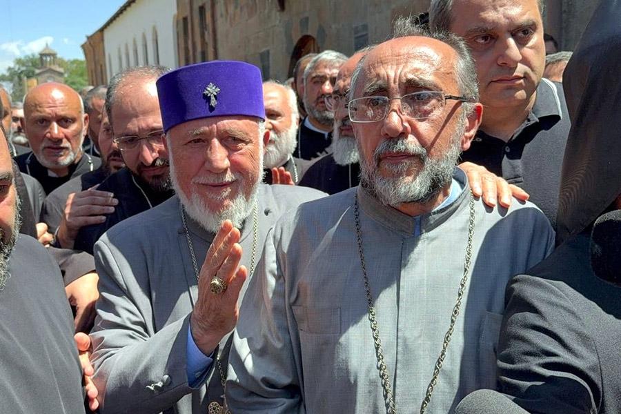 Католикос всех армян Гарегин II и архиепископ Микаэл Аджапанян