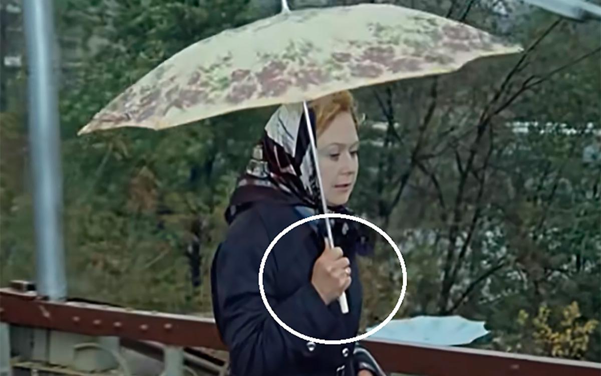 Посмотрите на зонт. Создатели «Служебного романа» допустили киноляп