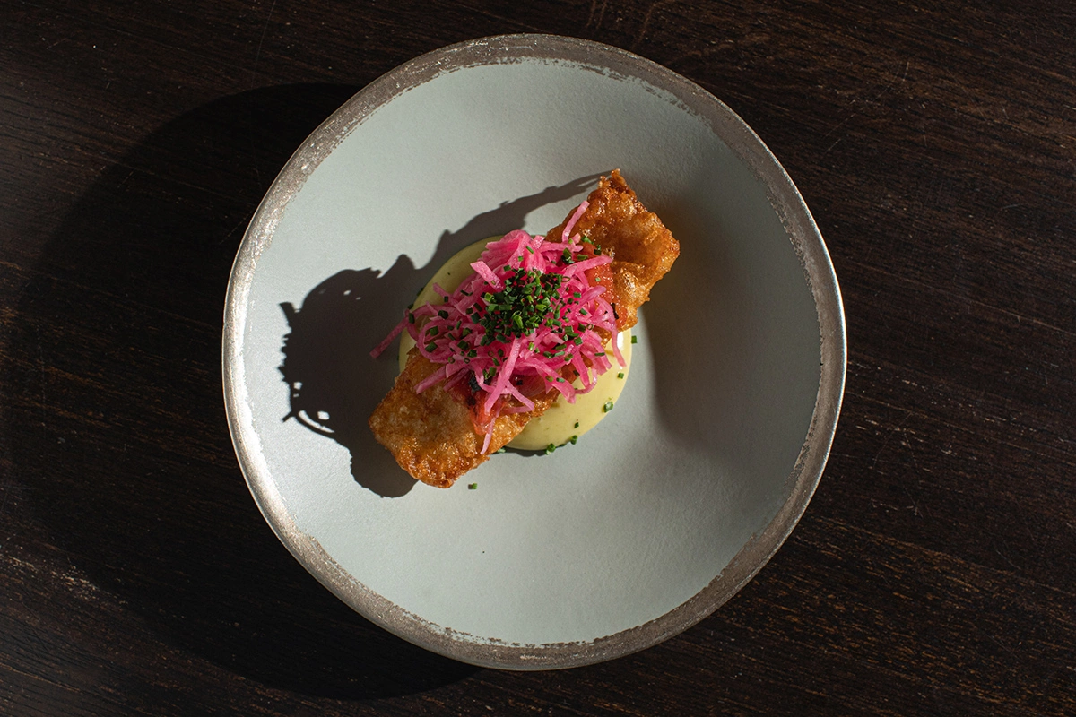 Судак в темпуре с айоли из эстрагона и дайконом