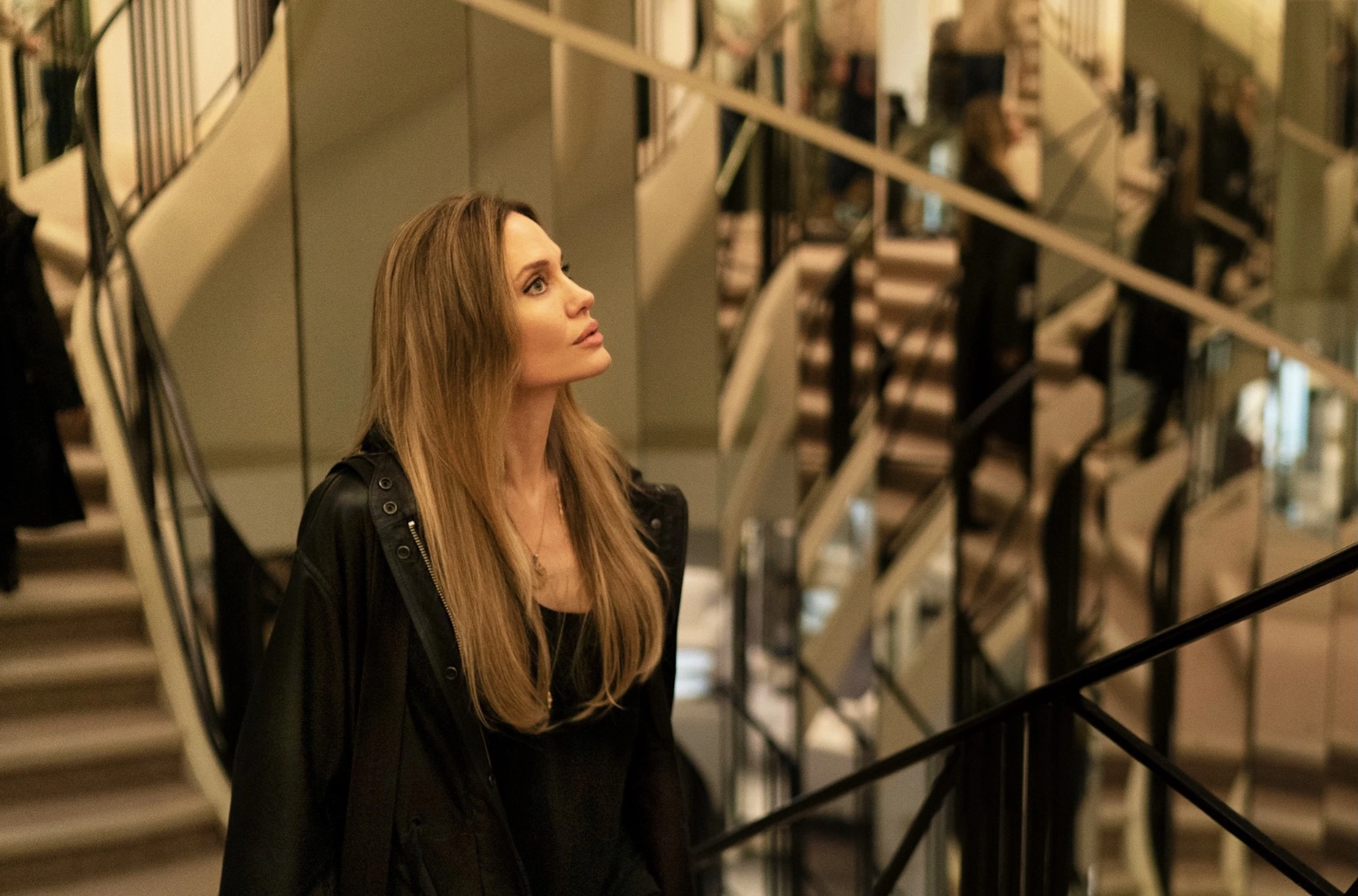 Героиня Анджелины Джоли едет в Париж на Неделю моды, чтобы узнать там страшную правду о своем будущем. Кадр из фильма «Кутюр»