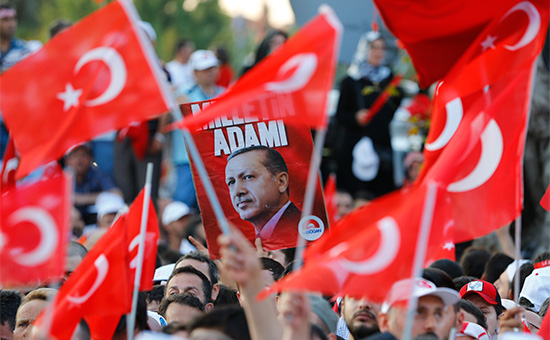 Люди, вышедшие в поддержку правительства Раджепа&nbsp;Тайипа Эрдогана на улице Стамбула


