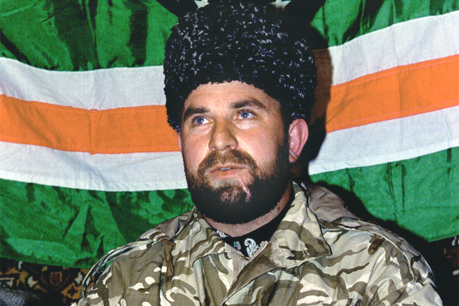 Руслан Гелаев

Гелаев был одним из&nbsp;наиболее известных полевых командиров боевиков во&nbsp;время первой чеченской войны, возглавлял личную охрану Джохара Дудаева. В апреле 1997 года был назначен вице-премьером по&nbsp;территориям, затем вице-премьером по&nbsp;строительству, а&nbsp;в&nbsp;1999 году стал первым вице-премьером республики.

Во время второй чеченской войны Гелаев командовал фронтом, а&nbsp;затем возглавлял оборону Грозного. После взятия города федеральными войсками попал в&nbsp;окружение с&nbsp;крупным отрядом, из&nbsp;которого удалось прорваться на&nbsp;территорию Абхазии и&nbsp;обосноваться в&nbsp;Панкисском ущелье. В конце 2002 года боевики под&nbsp;его командованием вернулись на&nbsp;территорию Чечни, переговоры о&nbsp;сложении оружия с&nbsp;ними вел глава республики Ахмат Кадыров. В феврале 2004 года Гелаев погиб от&nbsp;потери крови после&nbsp;столкновения с&nbsp;пограничниками в&nbsp;Дагестане.

На фото: Руслан Гелаев в&nbsp;1995 году
