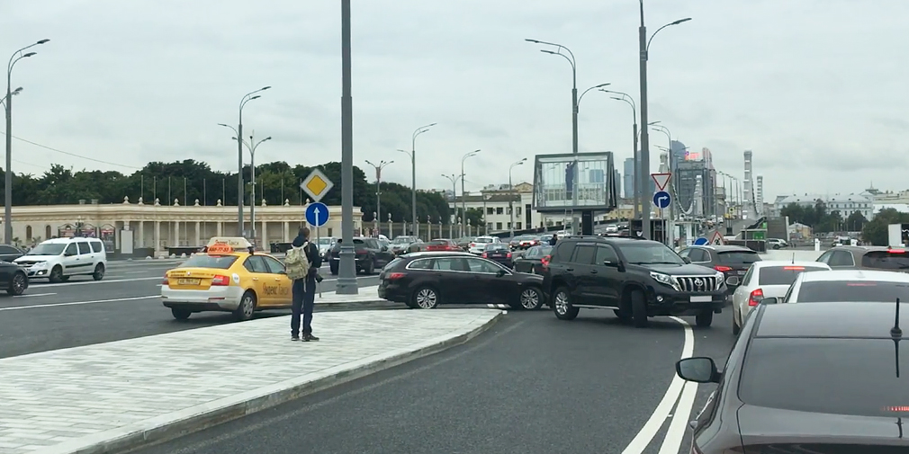 Московские автомобилисты пожаловались на съезд с Садового на Ленинский