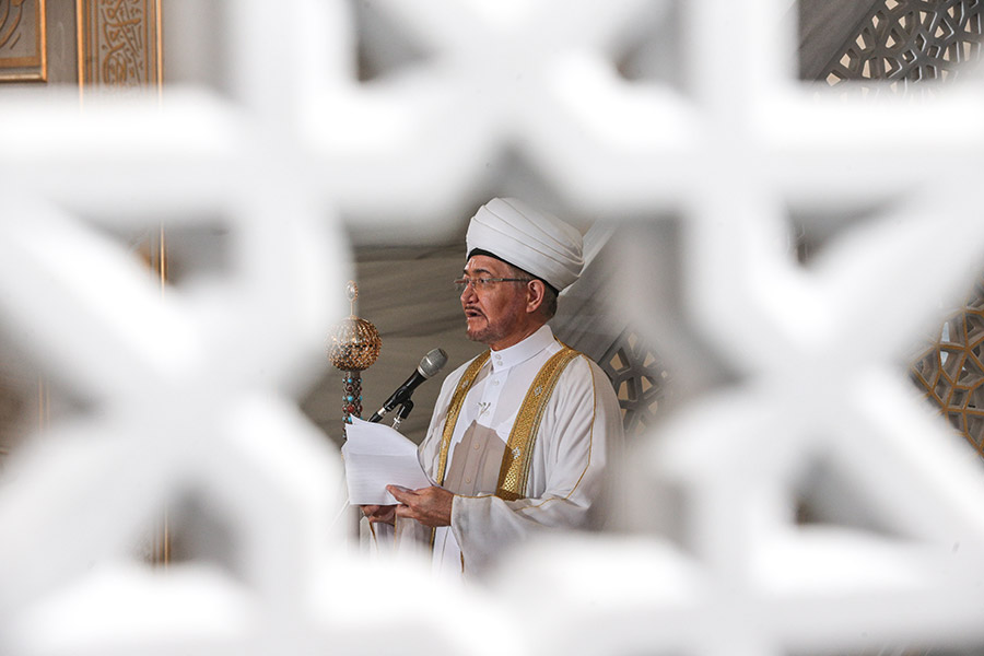 Председатель совета муфтиев России Равиль Гайнутдин в Московской соборной мечети в день праздника жертвоприношения Курбан-байрам.