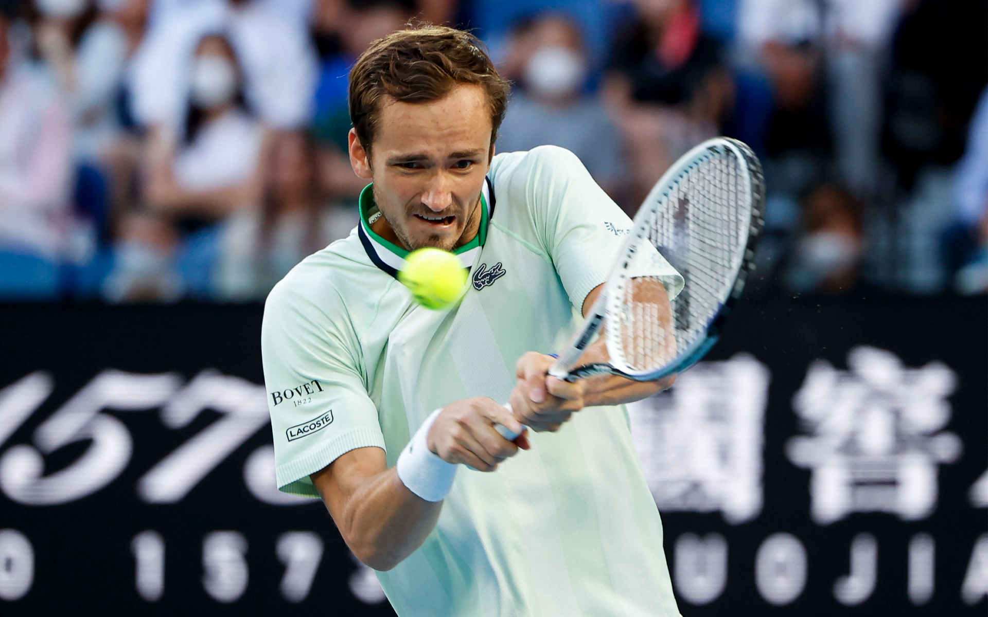 Медведев оказался в одном сете от победы в финале Australian Open