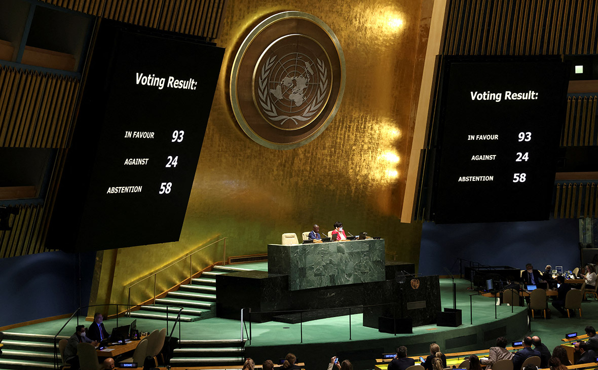 На дисплеях показаны результаты голосования по исключению России из Совета ООН по правам человека