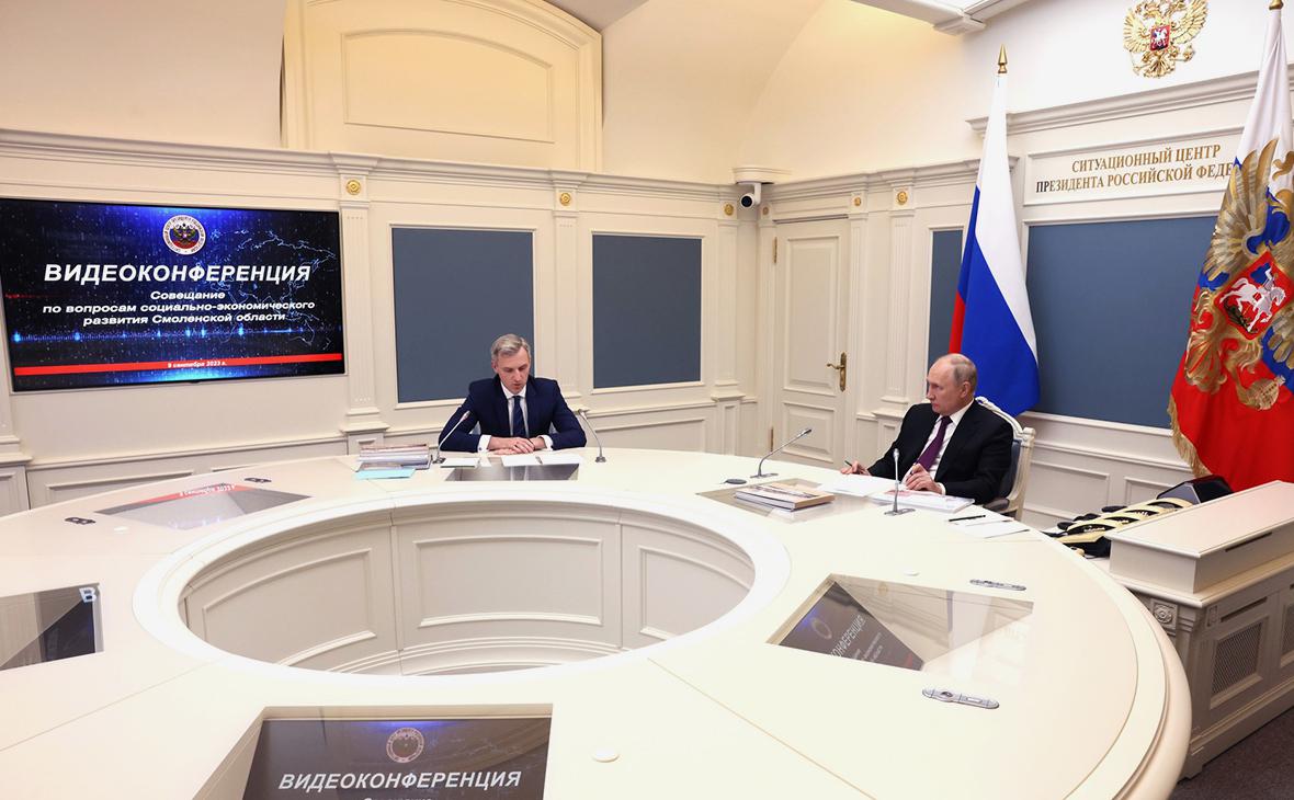 Временно исполняющий обязанности губернатора Смоленской области Василий Анохин и Владимир Путин