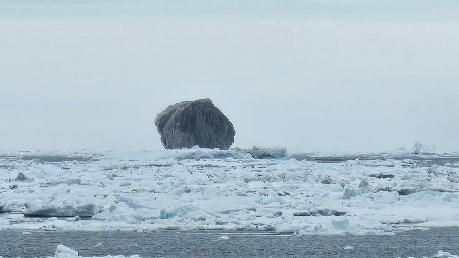 Черный айсберг в море Лабрадор