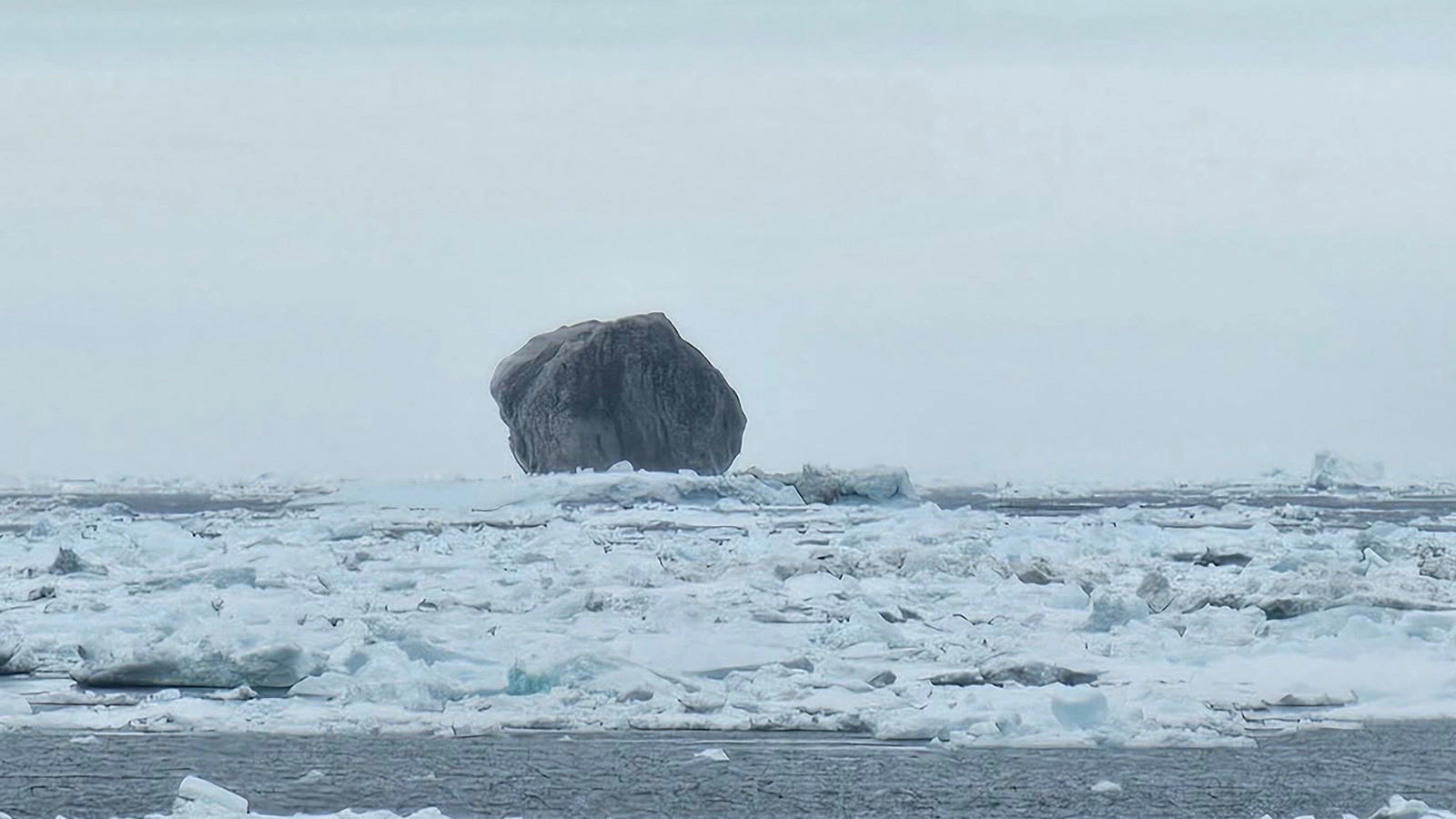 Черный айсберг в море Лабрадор