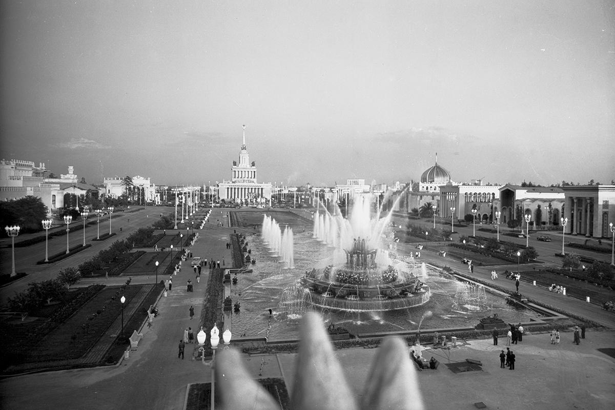 Выставка ВСХВ в Москве. Площадь Колхозов. 1954 год
&nbsp;