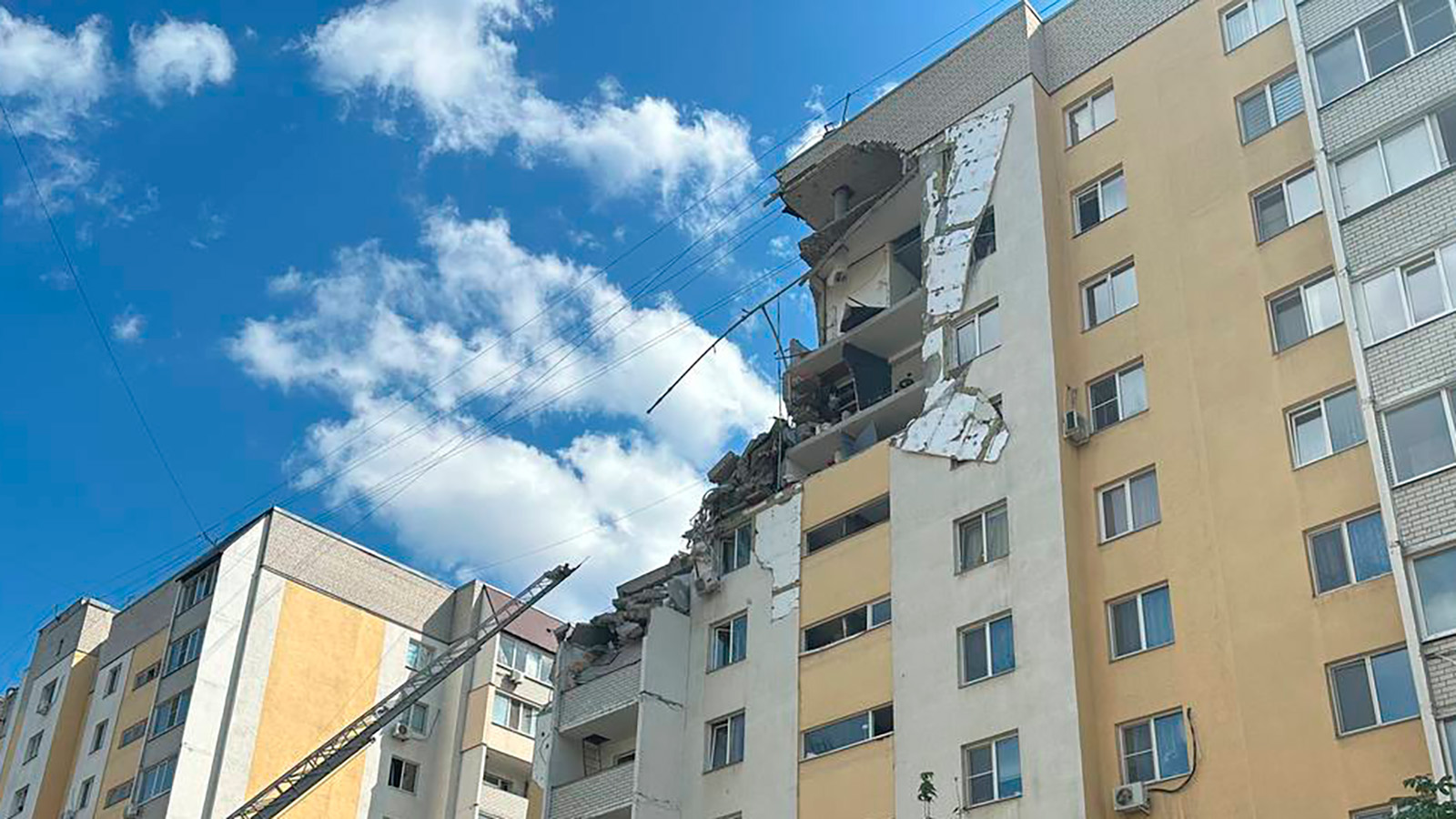Последствия взрыва в подъезде десятиэтажного жилого дома в Саратове