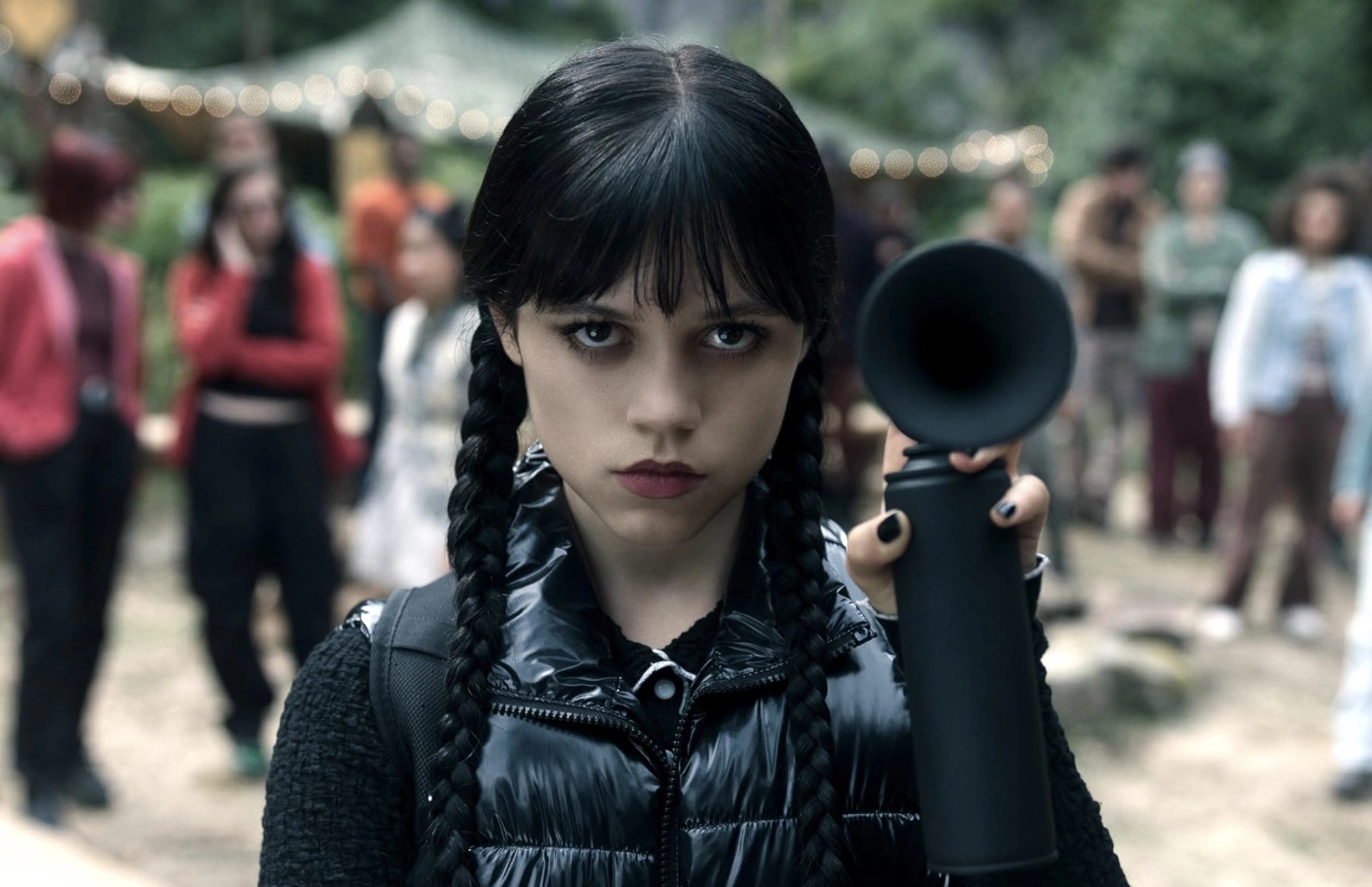 Дженна Ортега в роли Уэнсдэй. Кадр из сериала «Уэнсдэй» (2025)