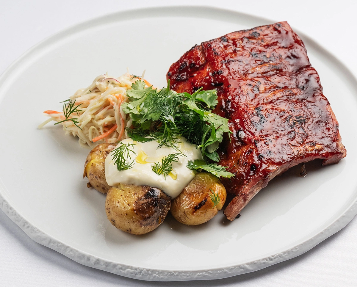 Свиные ребра BBQ с коул-слоу и печеным картофелем