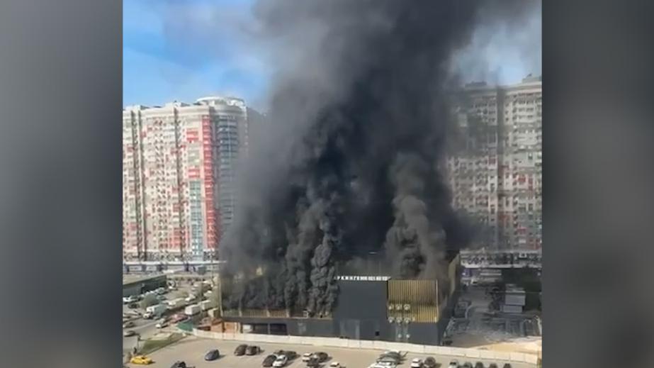 В подмосковном Путилково загорелось недостроенное здание парковки