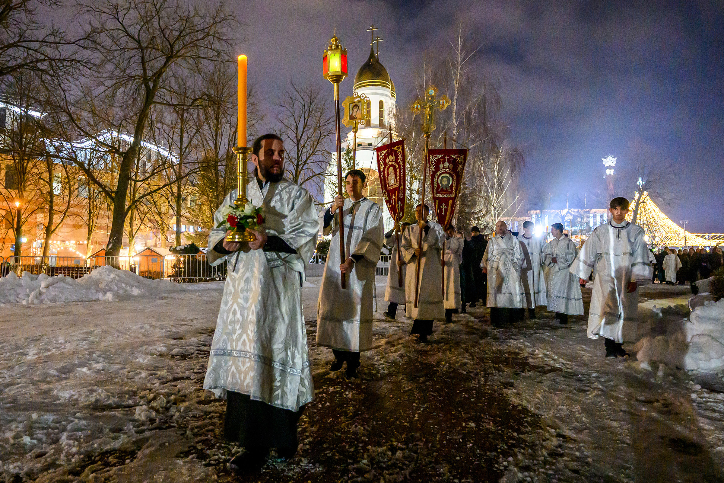 Крестный ход перед началом праздничного богослужения в Кафедральном соборе Христа Спасителя в Калининграде