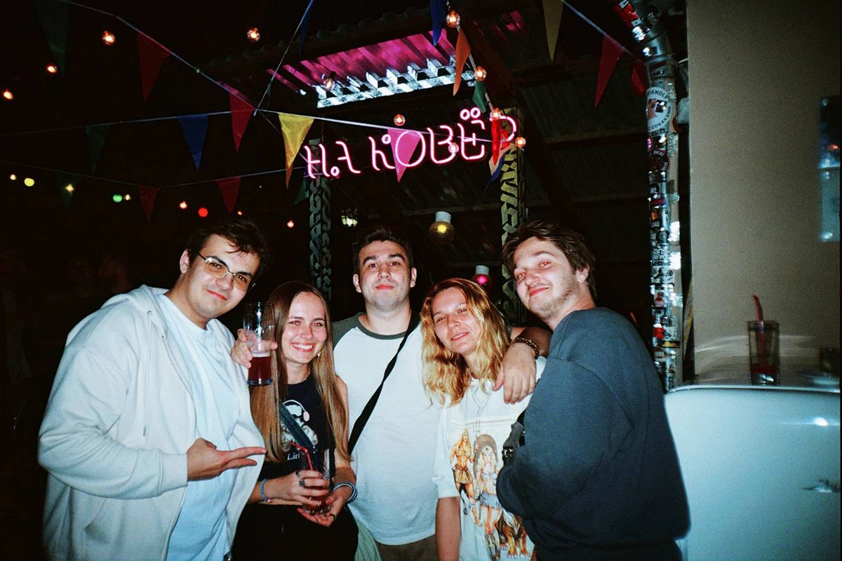 От домашней вечеринки до панк-бара: авторский гид по барам Москвы