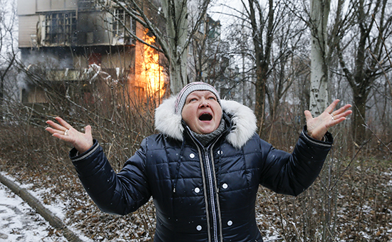 Женщина возле дома, пострадавшего в результате артобстрела Донецка. Архивное фото
