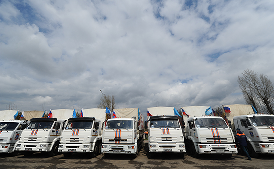 Автомобили МЧС, перевозящие гуманитарную помощь для Донбаса